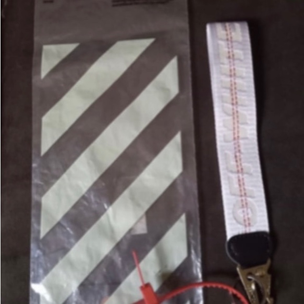 Off-White Key chain w Tag NWT w Bag no Box - Picture 4 of 9